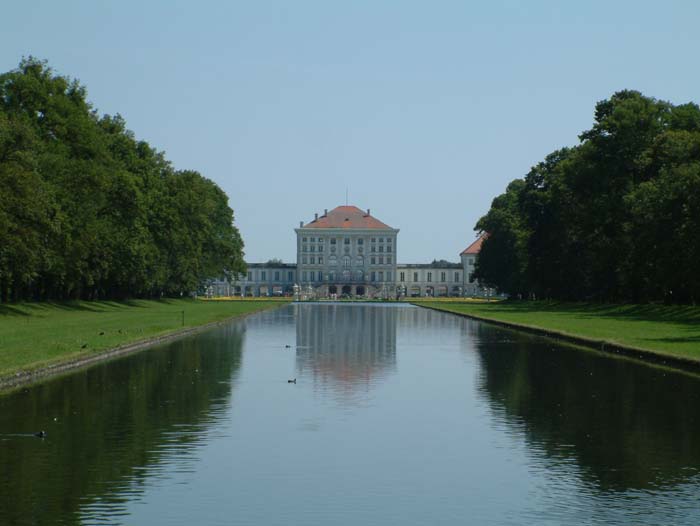 Blick aus der Ferne auf Schloss Nymphenburg