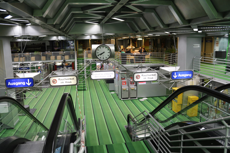 Die Eingangslobby der Uniklinik RWTH Aachen sieht ein wenig wie die Vision eines Weltraumbahnhofs aus den 80er Jahren aus