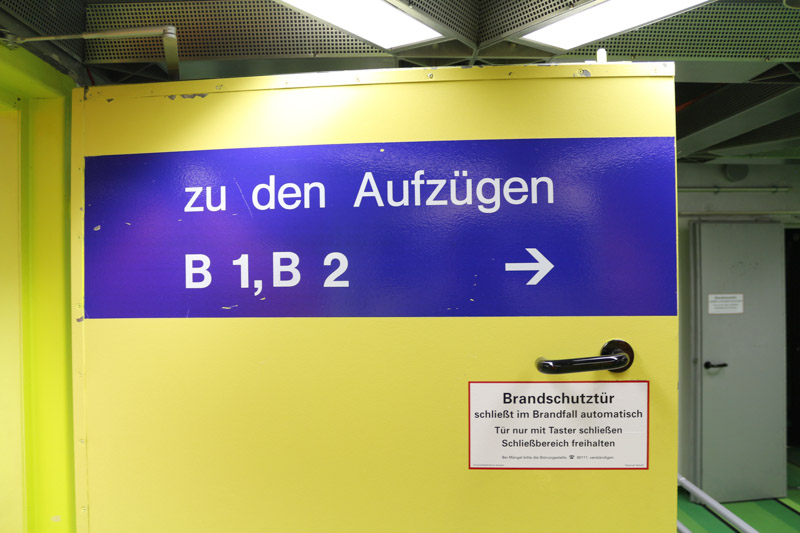 Sign pointing to the elevators& of the University Hospital RWTH Aachen