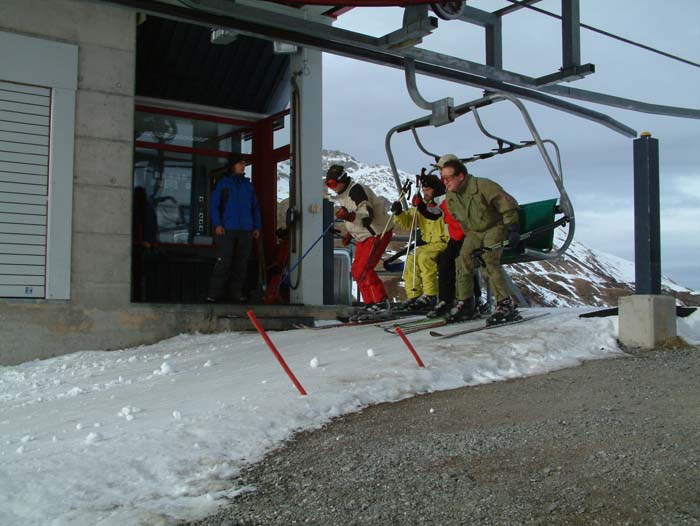Skifahrer verlassen den Skilift Weibermahd am Hang rund um das Kriegerhorn bei Lech.