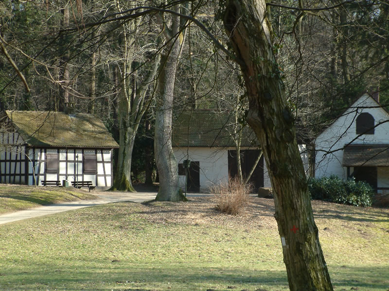 Park Schönbusch in Aschaffenburg. Überall verstreut stehen kleine Tempel, Schreine oder auch kleine Bauerhöfe als Dekoration zwischen den Bäumen.