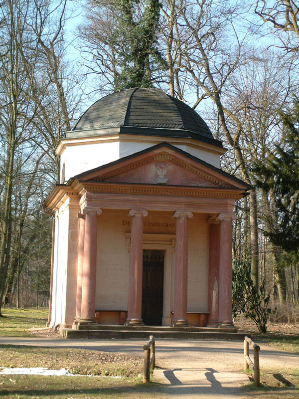 Der Tempel der Freundschaft im Park Schönbusch