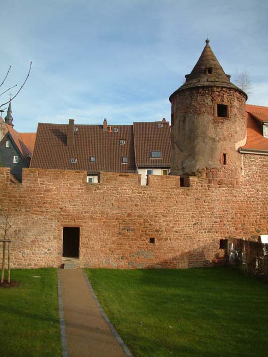 Tür in der Stadtmauer aus Sandstein