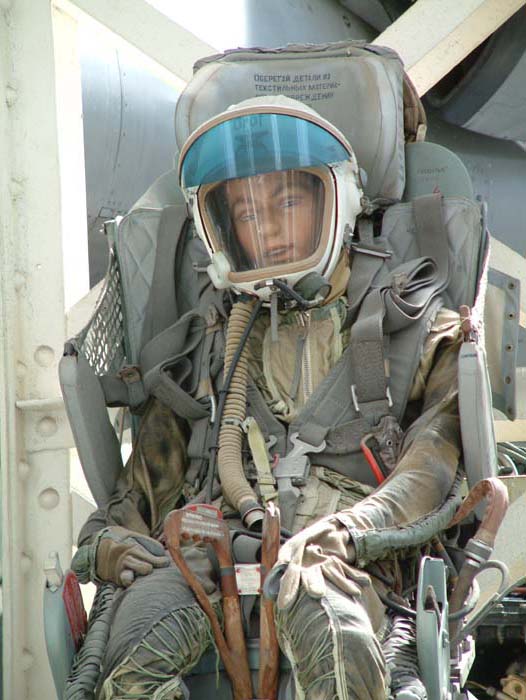 Puppe auf einem Schleudersitz in der Kluft eines russischen Kampfpiloten