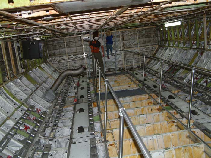 Innenansicht der Boeing 747-200 des Technikmuseums Speyer. Im Laderraum sind alle Bodenverkleidungen entfernt worden.