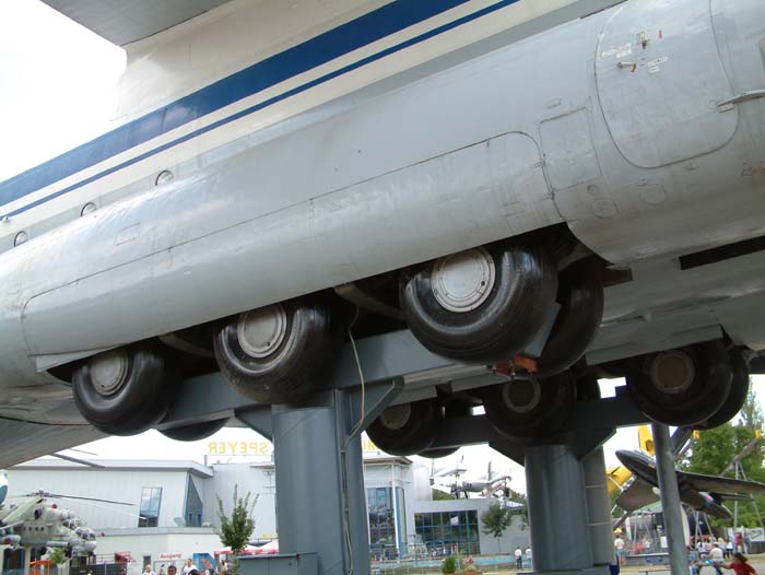Fahrwerk der& Antonov 22 des Technikmuseums Speyer