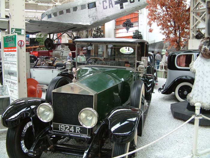 Alter Rolls-Royce Oldtimer in der großen, überfüllten Ausstellungshalle des Technikmuseums Speyer