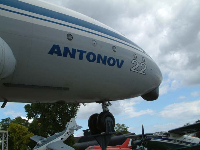 Frontpartie der& sowjetischen Antonov 22 des Technikmuseums Speyer