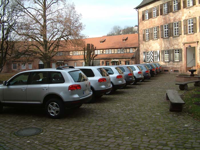 An unusual number of Volkswagen Tuareg in the inner courtyard of Büdingen castle