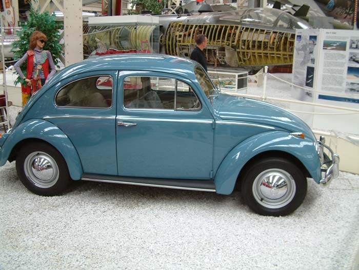 Himmelblauer alter Volkswagen Käfer in der Ausstellungshalle des Technikmuseums Speyer