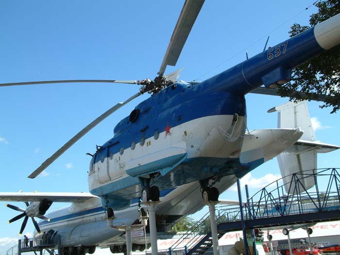 Russicher Transporthubschrauber, im Hintergrund eine sowjetische Antonov 22