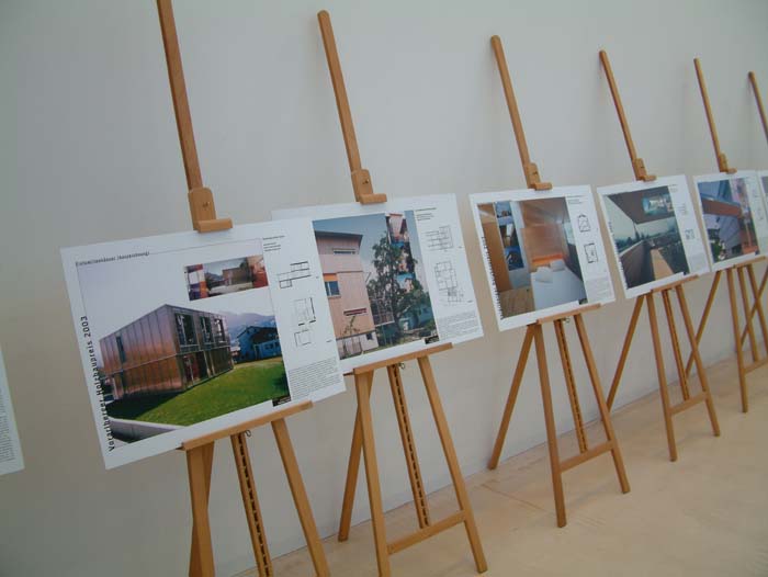 Architekturausstellung der Hochschule Liechtenstein. Staffeleien mit Hausentwürfen.