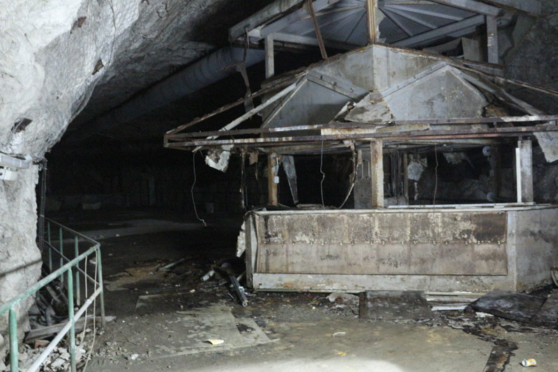 Einer der unterirdischen Räume der Tunnel aus dem Zweiten Weltkrieg wurde später in eine Disco verwandelt. Ein Feuer zerstörte die Anlage.