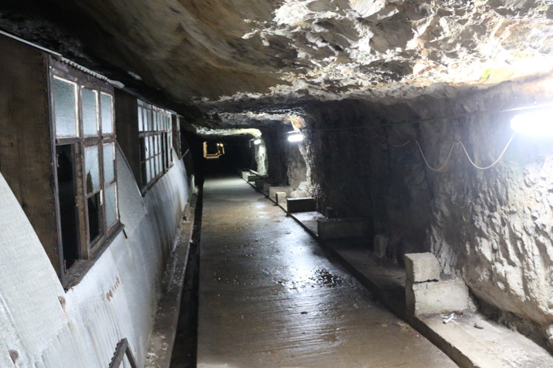 Diese Baracke wurde von den Pionieren der Armee als Unterkunft verwendet während die 40 km Tunnel gegraben wurden. Die Holzkonstruktionen aus dem Zweiten Weltkrieg bieten etwas Schutz vor der Kälte und Luftfeuchtigkeit im Felsen.