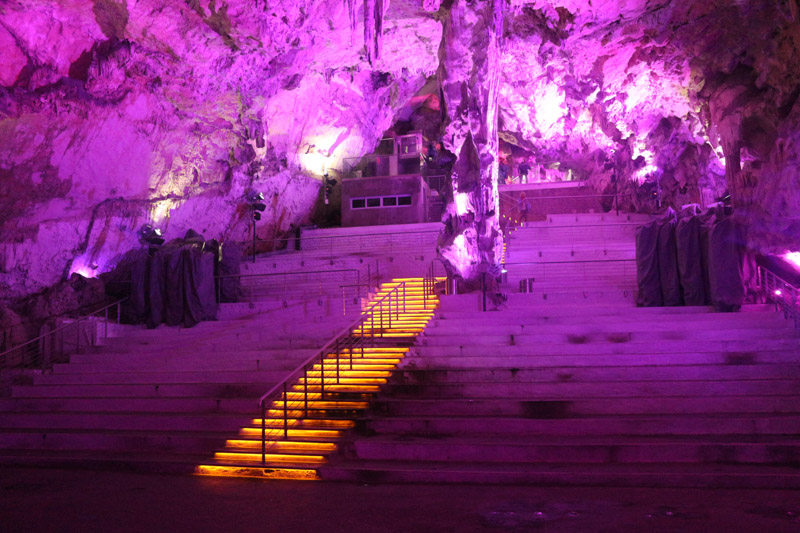 Bunte Beleuchtung in der& Saint Michaels Tropfsteinhöhle. In dem großen Raum werden unter anderem Konzerte gespielt.