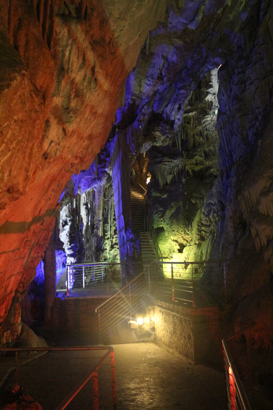Bunte Beleuchtung in der& Saint Michaels Tropfsteinhöhle