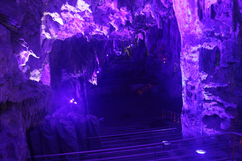 Bunte Beleuchtung in der& Saint Michaels Tropfsteinhöhle