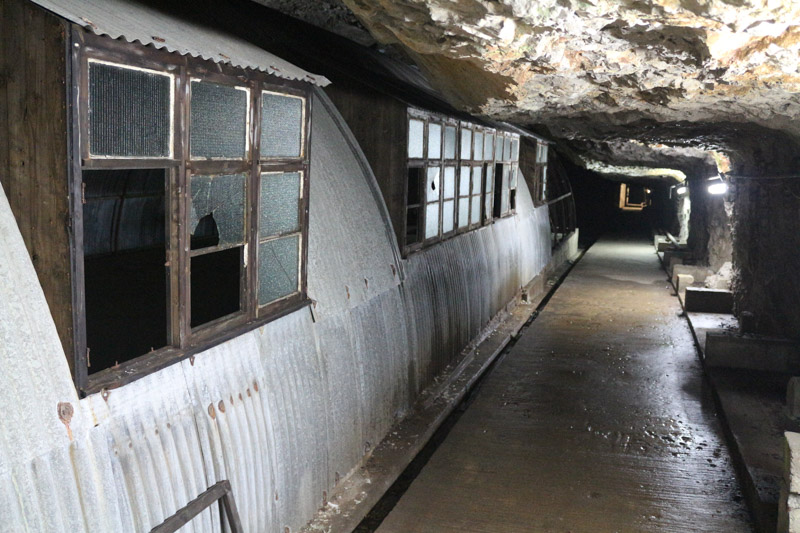 Barracks used by the pioneers that built the 40 km of tunnels during the Second World War. The wooden structure provides shelter from the humidity and low temperature in the rock.