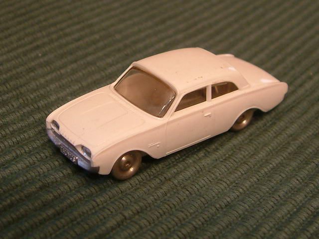 Dieses sehr alte LEGO-Modell eines weißen PKW stammt wahrscheinlich aus den 50er Jahren. Zu dieser Zeit hat LEGO noch fein detaillierte Plastikautos mit Metallrädchen gebaut.