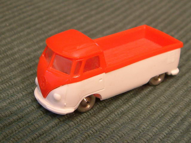 Dieses sehr alte LEGO-Modell eines VW Bus stammt wahrscheinlich aus den 50er Jahren. Zu dieser Zeit hat LEGO noch fein detaillierte Plastikautos mit Metallrädchen gebaut.