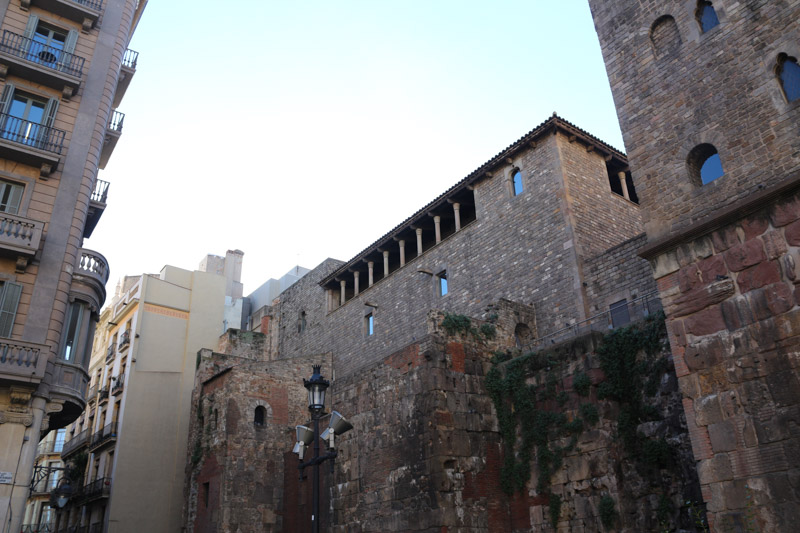 Die Kathedrale von Barcelona sowie benachbarte Gebäude sind teilweise direkt mit der alten römischen Stadtmauer verbunden