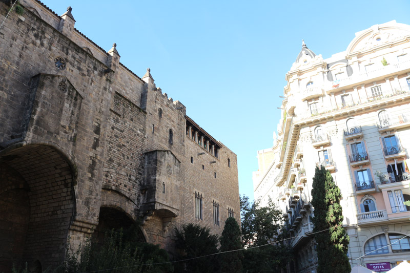 Die Kathedrale von Barcelona sowie benachbarte Gebäude sind teilweise direkt mit der alten römischen Stadtmauer verbunden