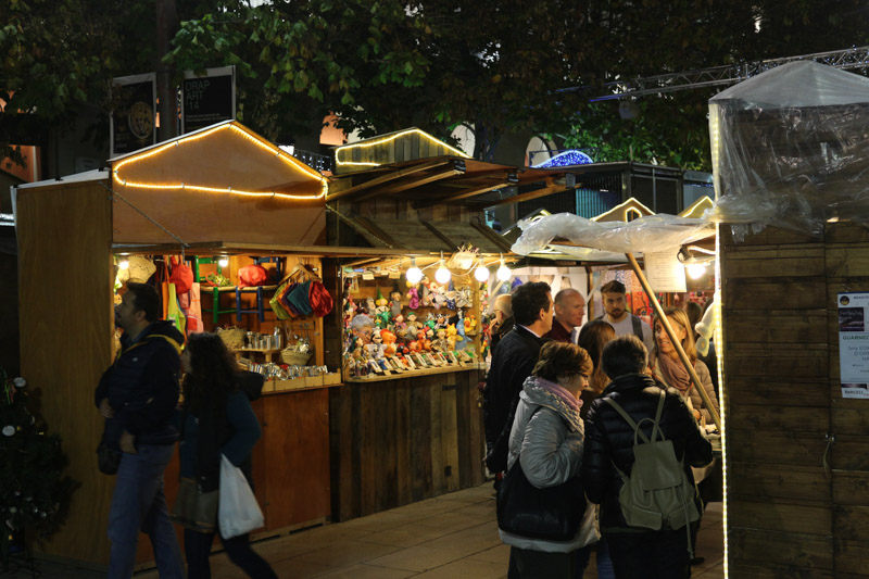 Weihnachtsmarkt gegenüber der Kathedrale von Barcelona