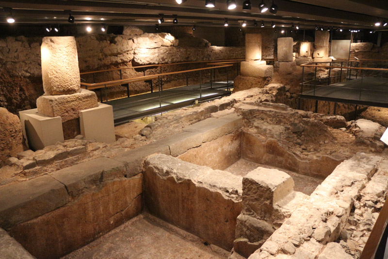 Reste einer römischen Salzfisch und& Garum Fabrik& im& Gewölbe unter dem Königspalast von Barcelona. Die Becken wurden zum Einsalzen der Fische verwendet.
