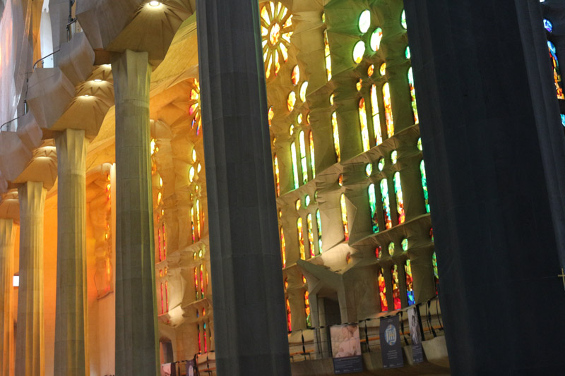 Licht strömt durch die& farbigen Scheiben der Basilika