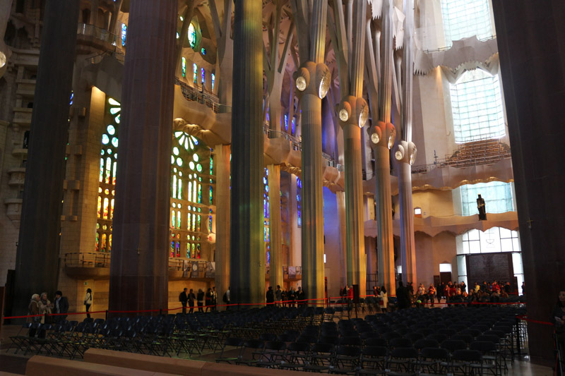 Licht strömt durch die& farbigen Scheiben der Basilika