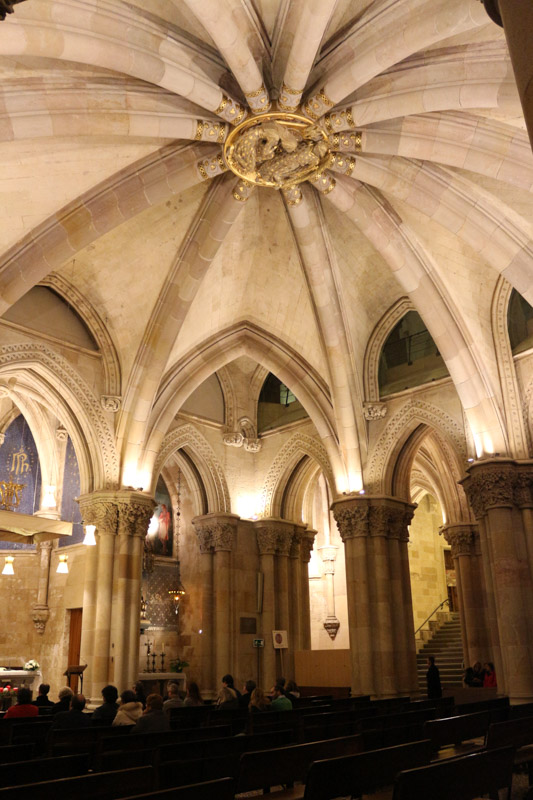 The crypt was built in geogothic styple. It is almost a circle with about 120 square meters. There are seven small altars. The one in the middle is for Saint Joseph.