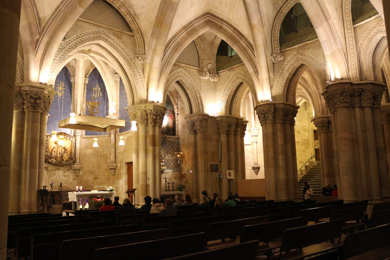 The crypt was built in geogothic styple. It is almost a circle with about 120 square meters. There are seven small altars. The one in the middle is for Saint Joseph.