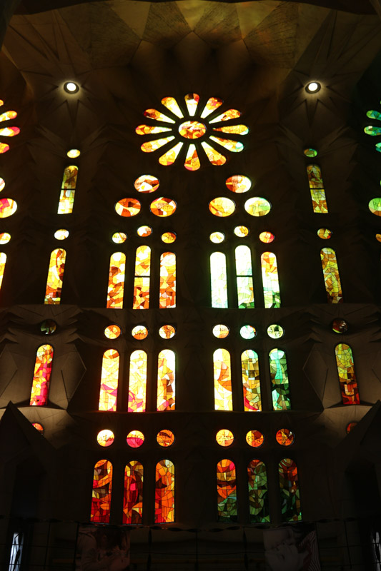 Licht strömt durch die& farbigen Scheiben der Basilika