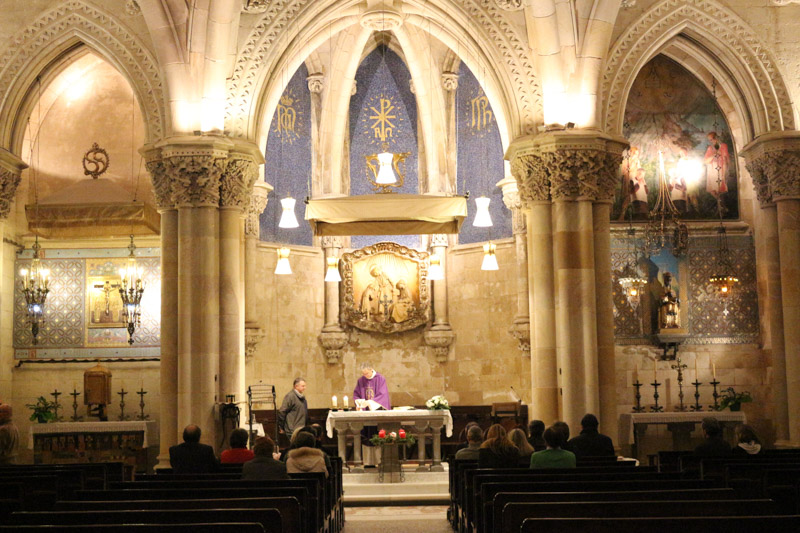 Unter der Apsis liegt die Krypta der Basilika. Als Gaudí die Bauleitung übernahm, hatte der Bau der Krypta schon begonnen, so dass keine größeren Planänderungen mehr möglich waren, dennoch erhöhte Gaudí das Gewölbe so weit, dass von oben Licht und Luft hineinströmen könnten.