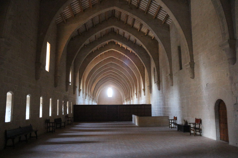 Das Dormitorium aus dem ausgehenden 12. Jahrhundert hat eine beachtliche Länge von 87 m. Das Dach ruht auf 19 Querbogen.