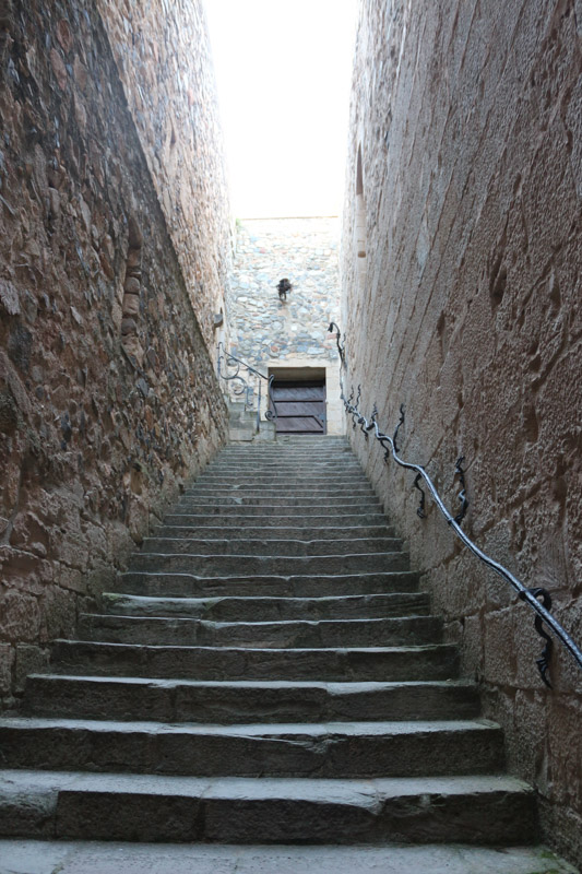 Eine offene Treppe führt vom Zimmer des Abt hinab in das Erdgeschoss. Der eiserne Handlauf wurde von Ramon Martí im Jahre 1982 in der Form eines Drachen geschmiedet.