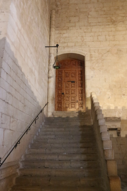 Die Treppe führt direkt von der Basilika hinauf zum Dormitorium der Mönche im ersten Stock