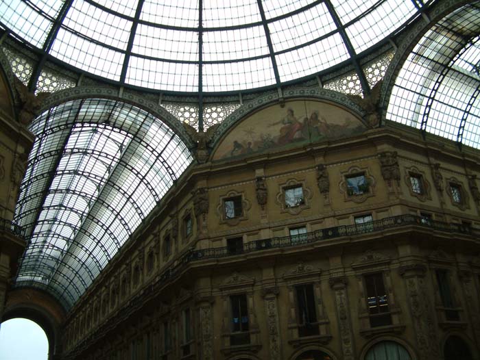 Die Anlage der Galleria Vittorio Emanuelle wird durch ein großes Glasdach durch die Unbillen des Wetters geschützt (an diesem Tag recht praktisch, dass es aus Badewannen geregnet hat)