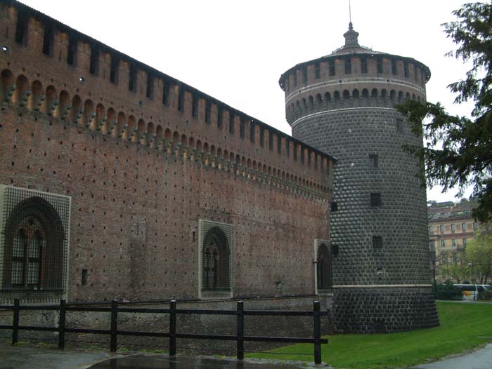 Das Castello Sforzesco: Die große Verteidigungsanlage wurde im 14. Jahrhundert zum Schutz der prosperierenden Gemeinde Mailand errichtet.