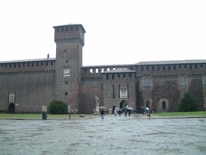 Das Castello Sforzesco: Die große Verteidigungsanlage wurde im 14. Jahrhundert zum Schutz der prosperierenden Gemeinde Mailand errichtet.