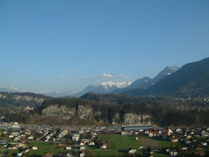 Alpenlandschaft vom Vorplatz der Tostner Burg aus gesehen