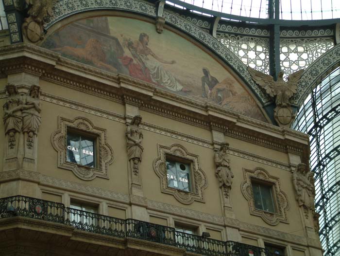Die Galleria Vittorio Emanuelle neben dem Dom gilt als das "Wohnzimmer" von Mailand und beherbergt zahlreiche Geschäfte