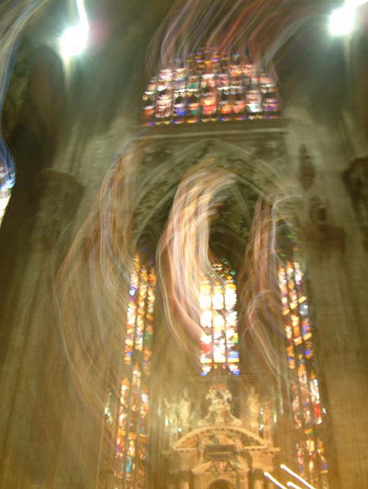 This picture of a side altar in the Milan Dome is blurred due to the long exposure time. The movement during exposure resulted in the impression that flames would come out of the gothic windows. Therefore I kept this picture and also published it here in the Milan picture gallery.