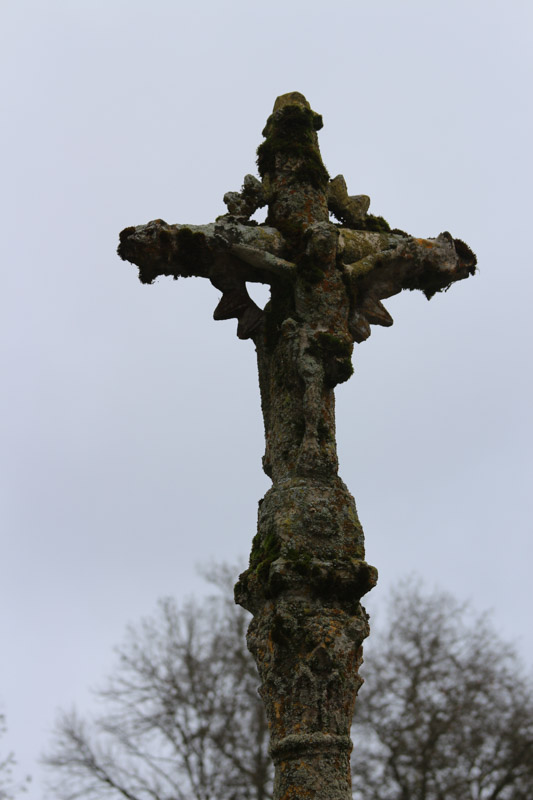 Kreuz vor dem Eingangsgebäude