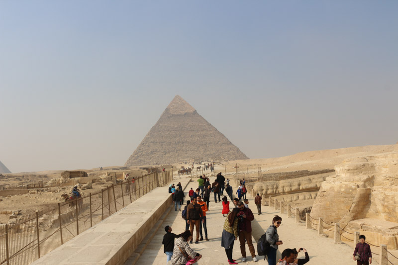 Mauern neben der Großen Sphinx von Gizeh. Blick auf eine der großen Pyramiden.