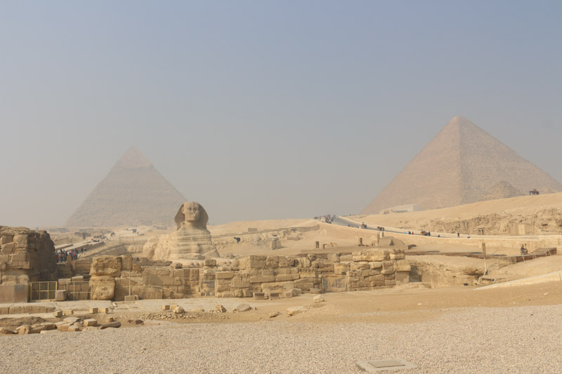 Die Pyramiden von Gizeh hinter der Sphinx. Dieser Blick sieht man von der Terrasse der nächtlichen Sound und Licht Show. Erinnert sich noch jemand an die Szenen aus dem James Bond Film "Der Spion der mich liebte"? Hätte die Show gerne gesehen. Leider wird sie mangels Besuchern derzeit nicht& angeboten.