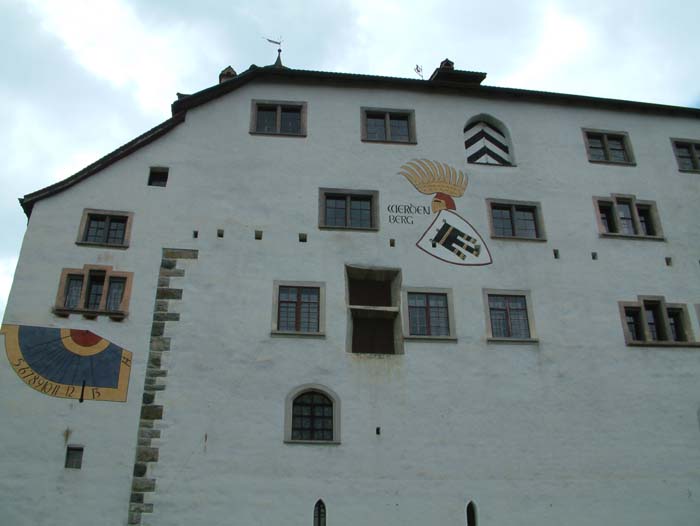 Fassade der Burg Werdenberg mit einer Sonnenuhr