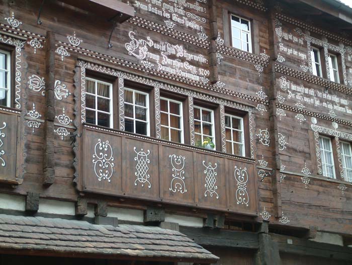 Dieses Holzhaus in Werdenberg ist mit zahlreichen Fürbitten oder religiösen Zitaten geschmückt