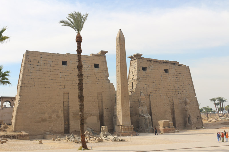 Auf dem Bild fällt auf, dass der rechte Obelisk des Luxor Tempels fehlt. Sultan Muhammad Ali verschenkte 1836 den zweiten Obelisken an König Louis-Phillipe von Frankreich. Dieser sogenannte Obelisk von Luxor befindet sich heute auf der Place de la Concorde& in Paris. Im Austausch erhielt Muhammad Ali eine Turmuhr für die Alabastermoschee& in Kairo. Mir wurde gesagt, dass die Turmuhr schon nach zwei Wochen kaputt war.