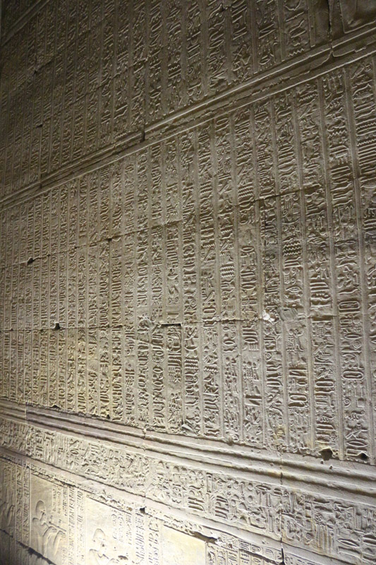 Diese Wand zeigt die Rezepte für die Öle und Cremes, die als Opfergaben für Gott Horus dargebracht wurden.
